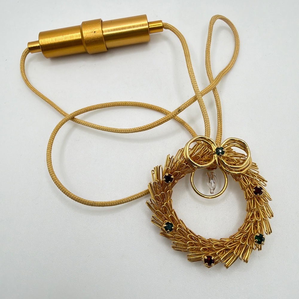 ~17.5" Light up Gold tone metal‎ wreath necklace with red/green rhinestones!